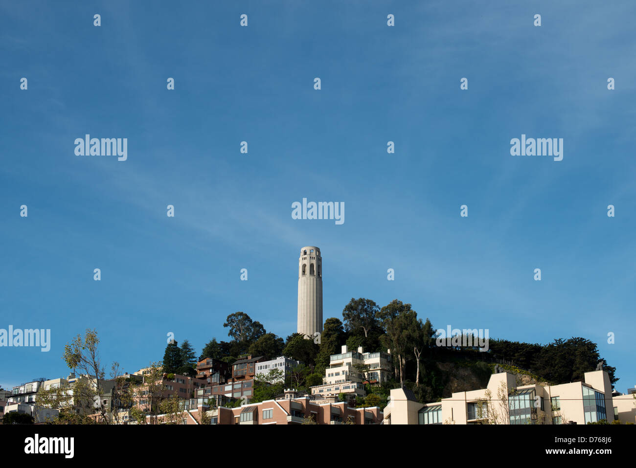 SAN FRANCISCO, California - Torre Coit sulla sommità del colle del telegrafo in San Francisco, California. La torre fu costruita nel 1933 dai fondi del lascito testamentario di Lillie Coit Hitchcocl. Foto Stock