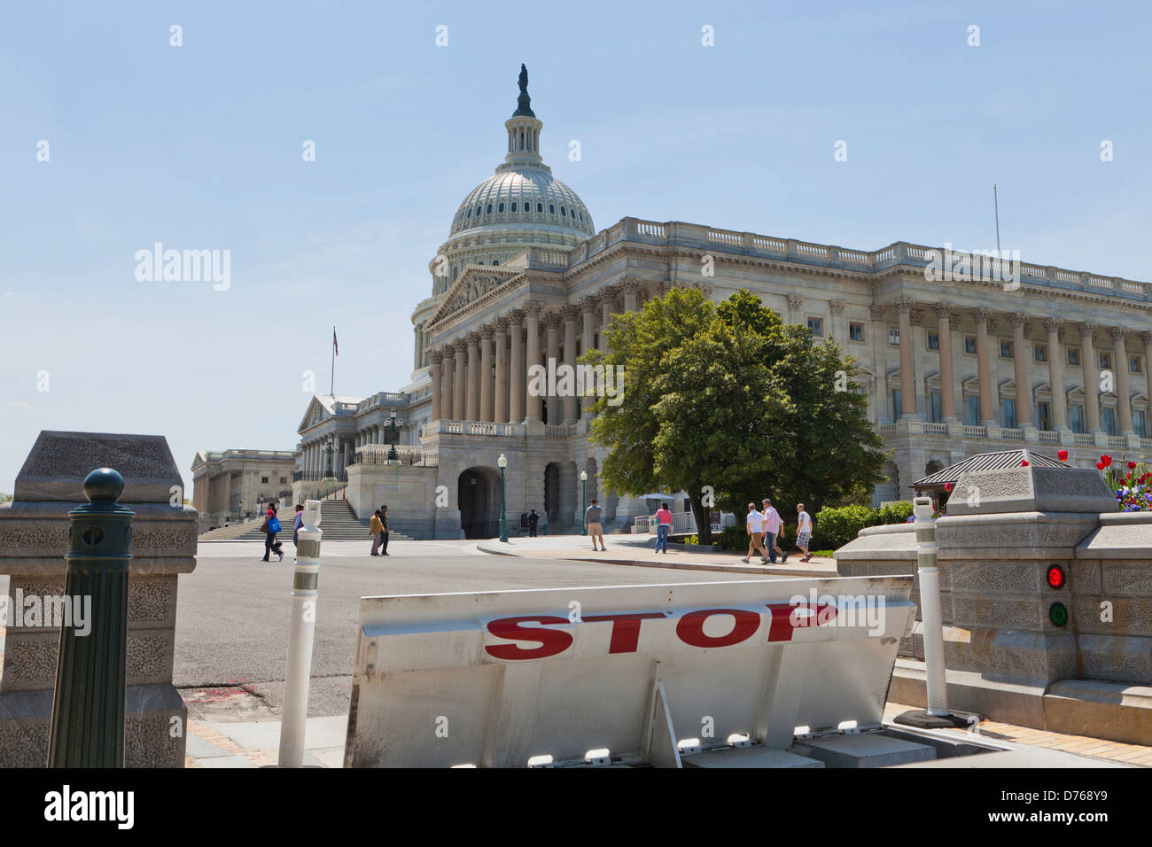 Barriera a cuneo di arresto del veicolo attorno al gate Capitol Hill - Washington DC, Stati Uniti d'America Foto Stock