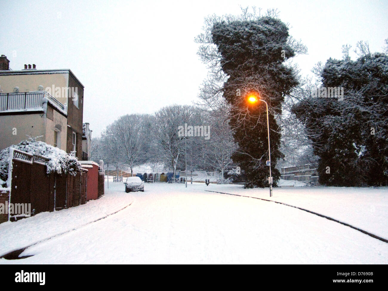 Nella foto:Crystal Palace la capitale del paese e nei quartieri circostanti ha vissuto la sua prima nevicata di inverno Foto Stock