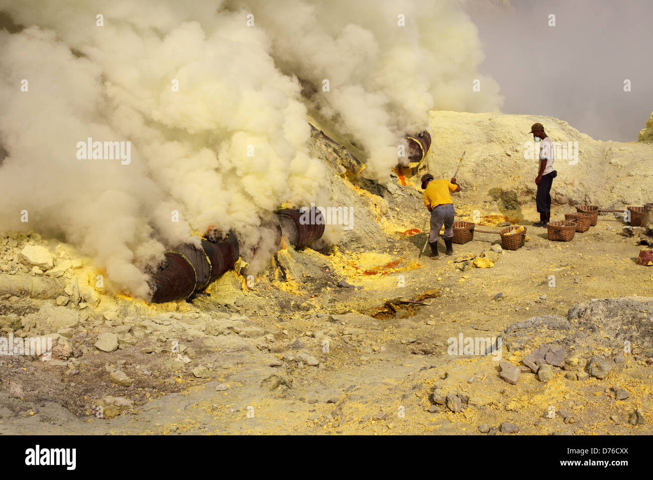 Ijen cratere del vulcano, zolfo industria mineraria Foto Stock