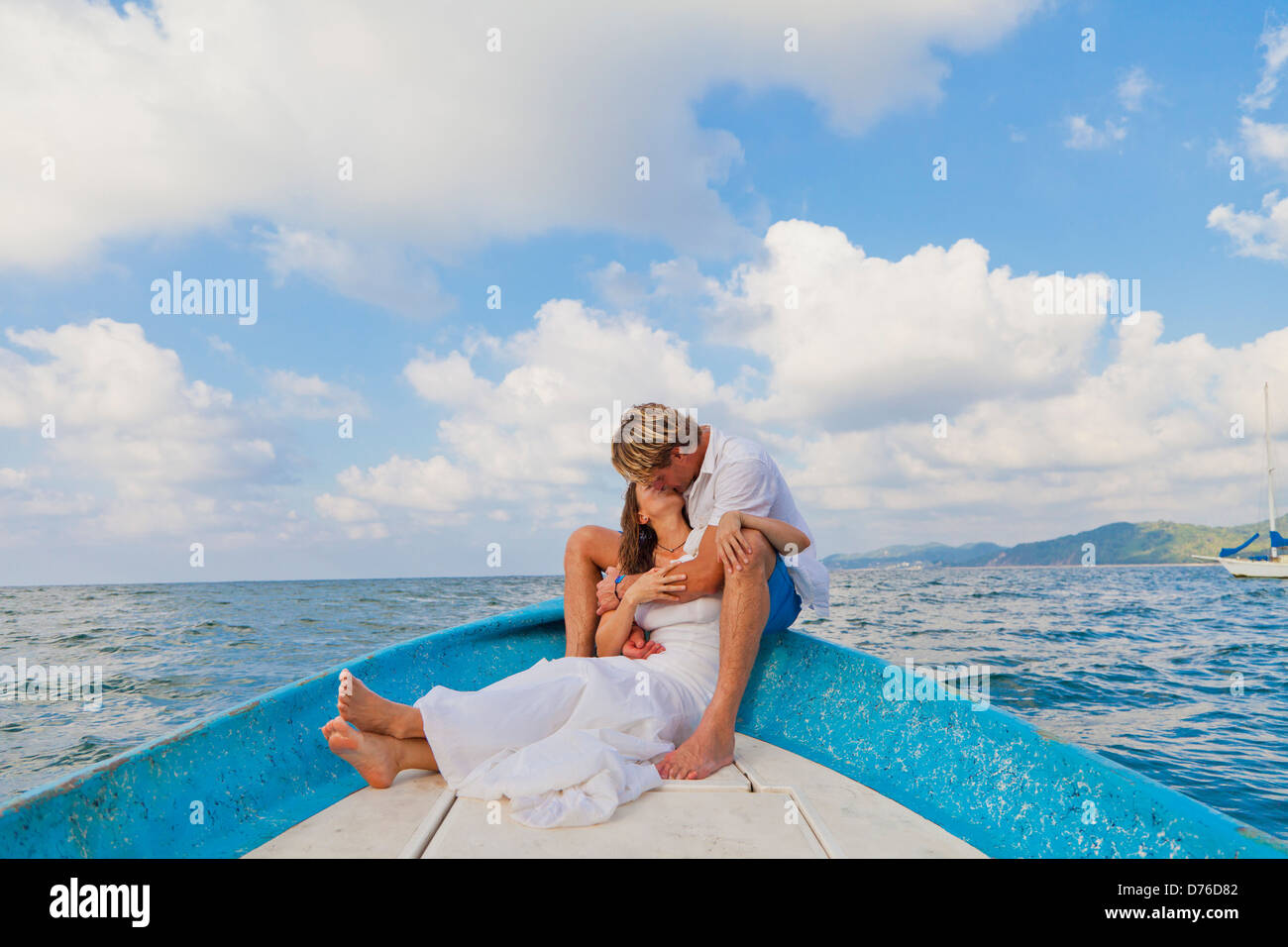 L uomo e la donna che abbraccia in prua della barca Foto Stock