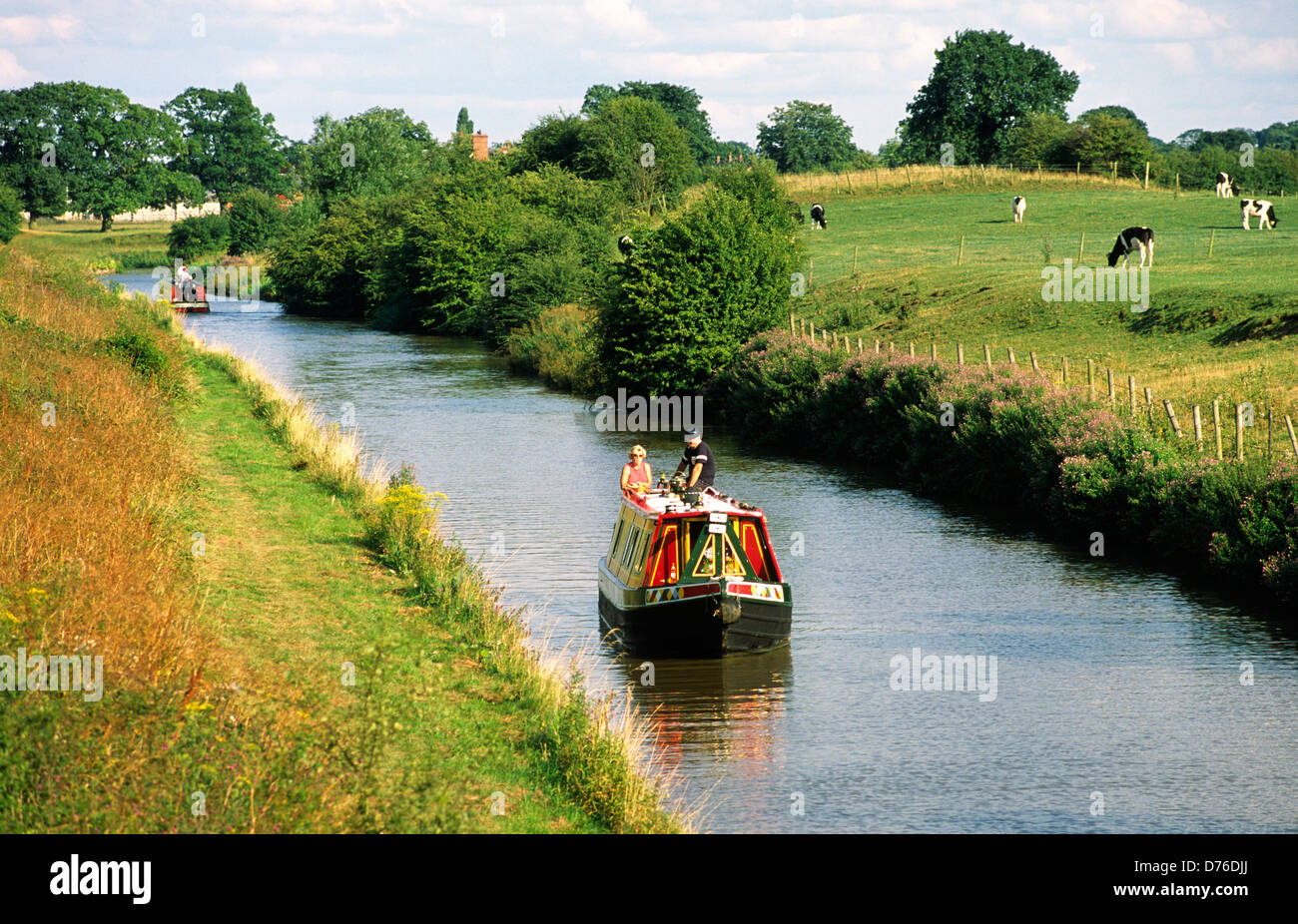 Vacanza in barca stretta sulla Shropshire Union Canal in terreni agricoli al di fuori di Nantwich, Cheshire, Inghilterra Foto Stock