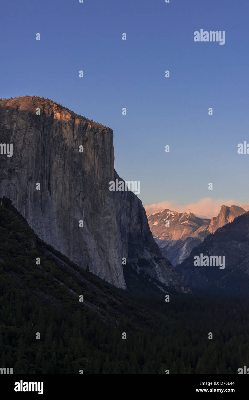 Tramonto su El Capitan e Half Dome, il Parco Nazionale Yosemite in California Foto Stock