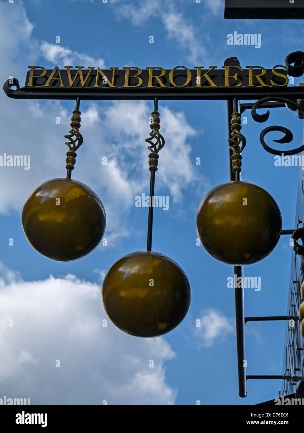 HARROGATE, NORTH YORKSHIRE, Regno Unito - 19 APRILE 2013: Old Pawn Brokers segno di 3 palline di ottone e testo Foto Stock