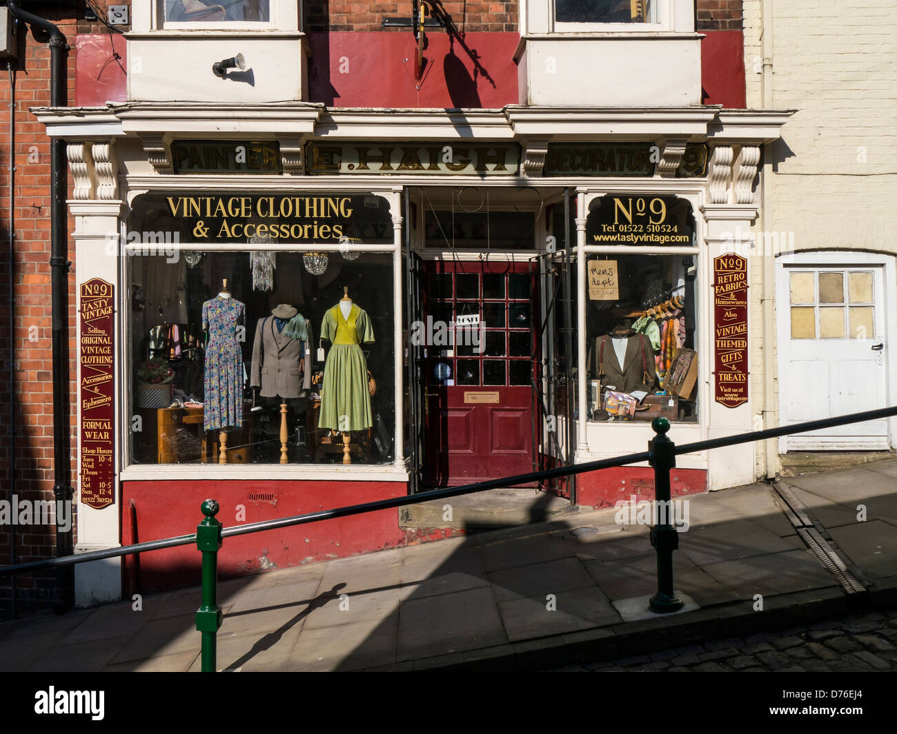 LINCOLN, Regno Unito - 20 APRILE 2013: Vista esterna di un grazioso negozio di abbigliamento d'epoca su Steep Hill Foto Stock