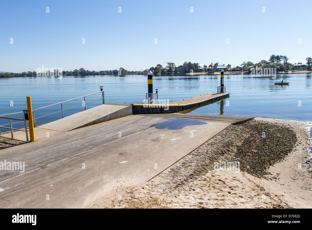 Piccola barca a floating piccolo molo e la piccola barca punto di lancio. Foto Stock