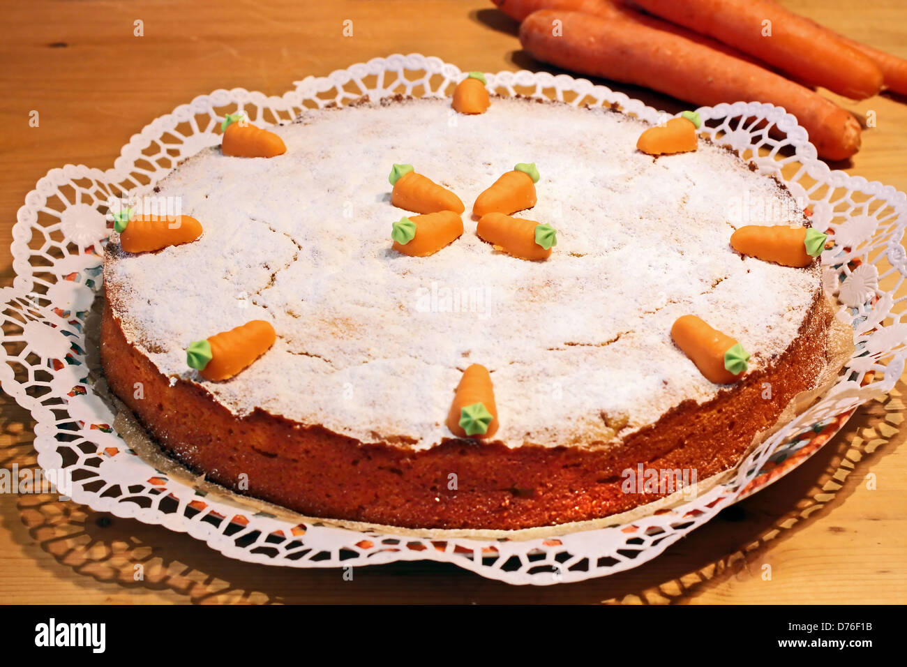 Close up di torta di carote con carote di marzapane Foto Stock