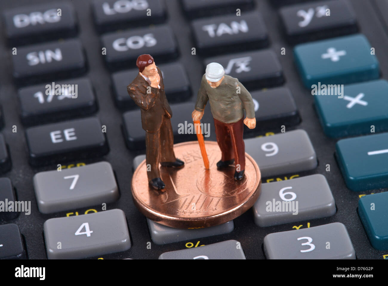 Titolare di pensione o di rendita Symboldbild Miniaturfigur denaro calcolatrice tascabile Foto Stock