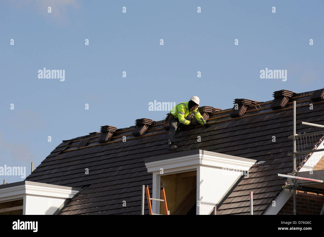 Tegole del tetto è fissato in sede mediante un copritetti su una nuova build casa unifamiliare a Worcester. Foto Stock