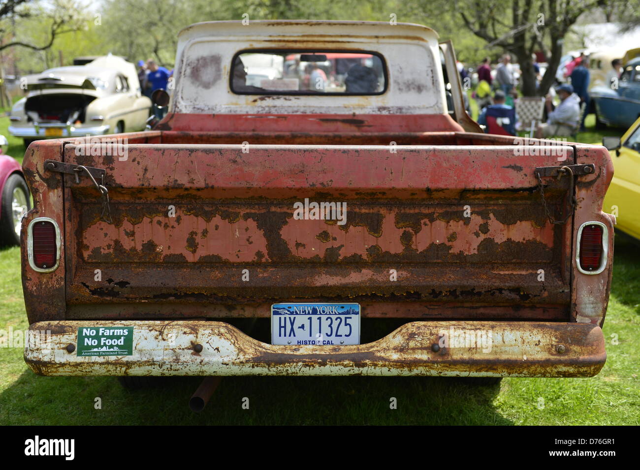 Floral Park, New York, Stati Uniti Aprile 28, 2013. Visto dalla parte posteriore, questo rosso e bianco 1964 Chevrolet C-10, raccoglitore con un 8 piedi di letto, è all'Antique Auto Show, dove New York Antique Auto i soci del Club hanno esposto le loro vetture in agriturismo motivi di Queens County Farm Museum. Il carrello, ora arrugginito, è stata nella famiglia di Paolo e Janet Gramlich poiché esso è stato di nuovo. Credito: Ann e Parry/Alamy Live News Foto Stock