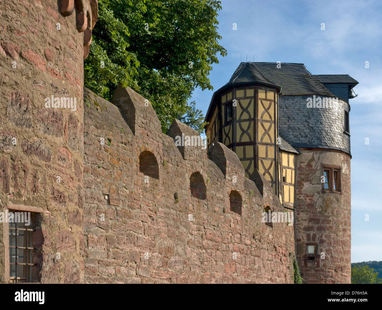 Sunny dettaglio del castello di Wertheim Nel Sud della Germania con la parete e la torre Foto Stock