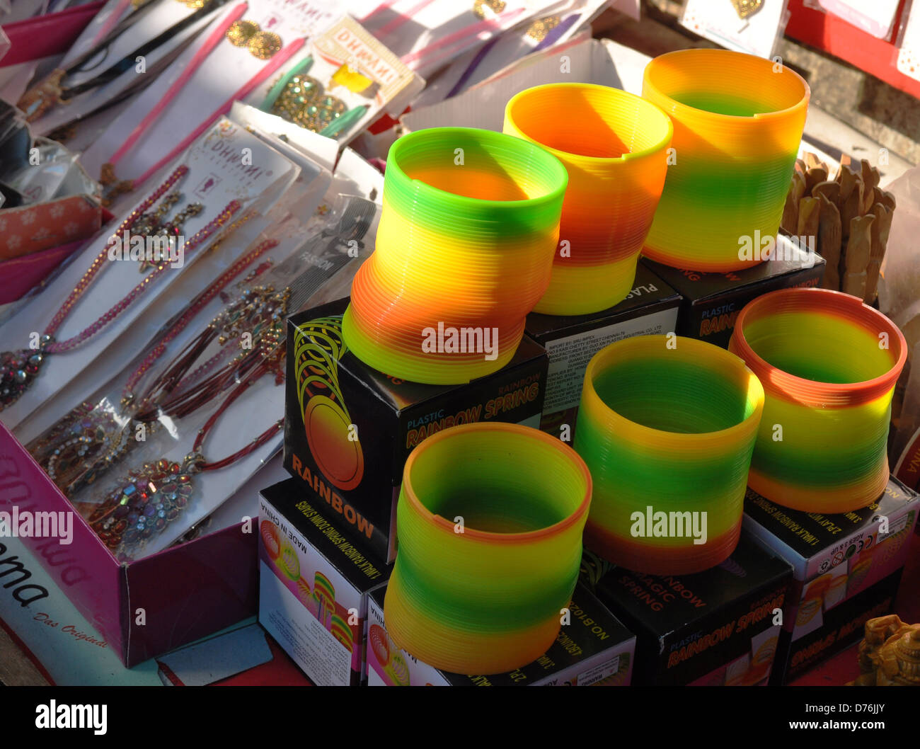 Slinky - colorata primavera-giocattoli ornamenti sul display Foto Stock