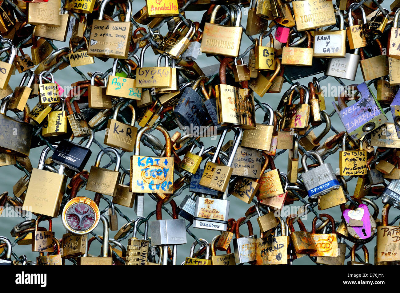 Chiudere l amore si blocca sul Pont des Arts Parigi Francia Foto Stock