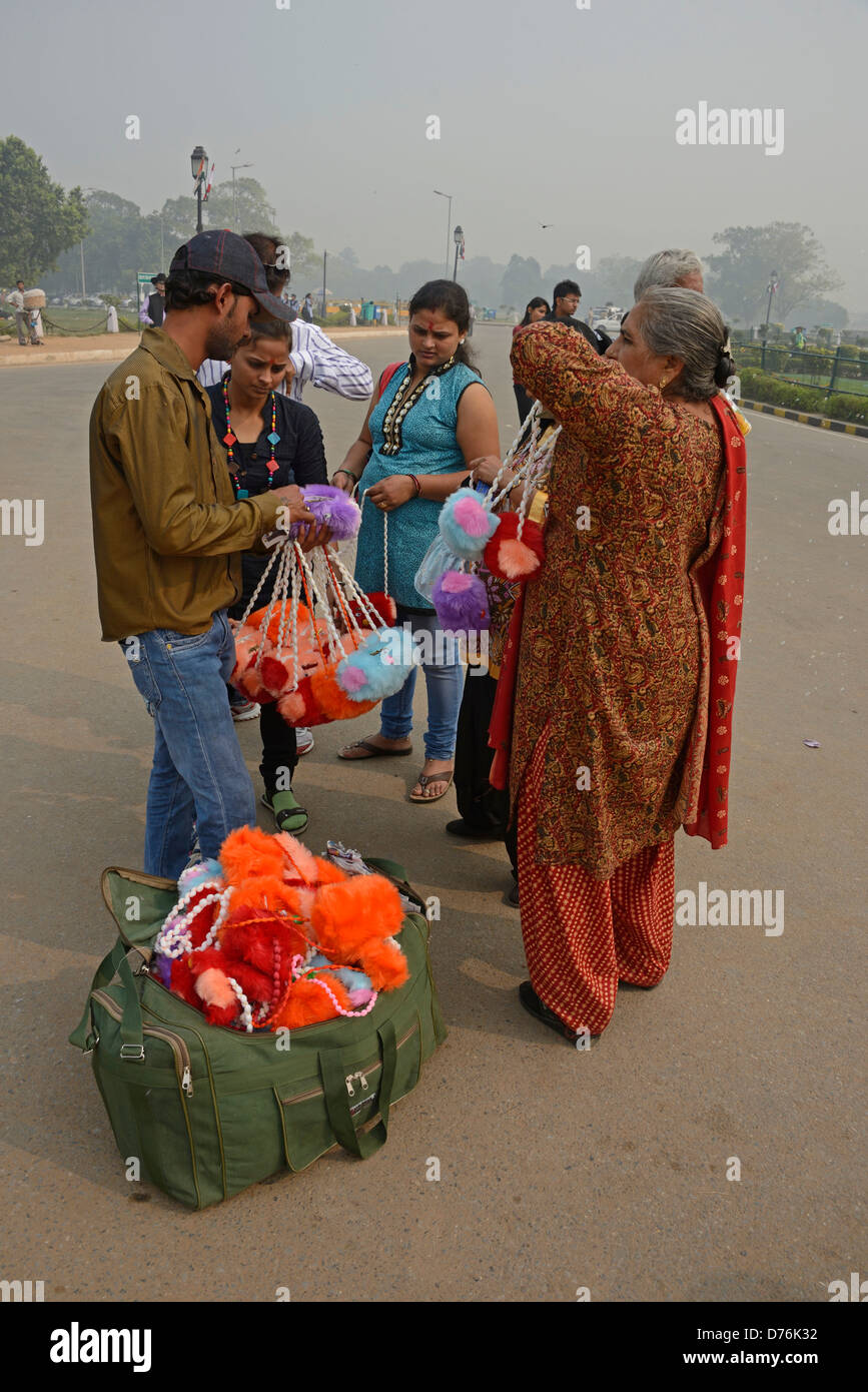 Turisti indiano di acquisto di souvenir vicino alla porta dell'India a Nuova Delhi, India Foto Stock