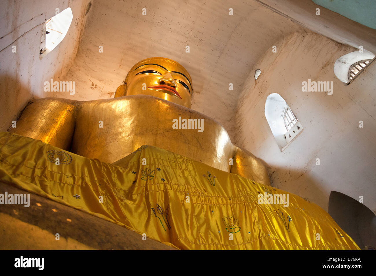 Cramped Budda seduto in Phaya Manuha tempio, Bagan Myanmar 2 Foto Stock