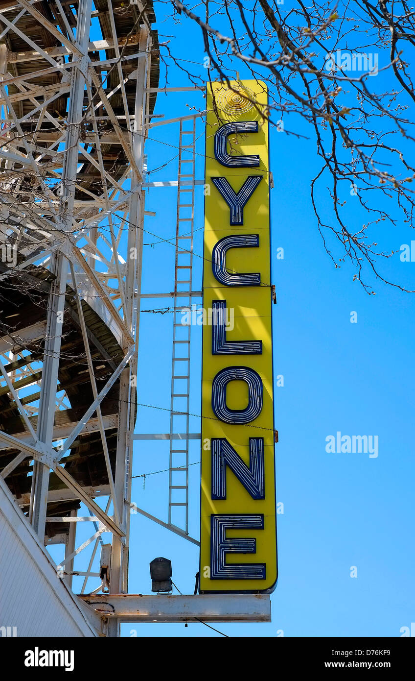 Il ciclone Rollercoaster segno sul Surf Avenue, Coney Island, Brooklyn, New York. Foto Stock