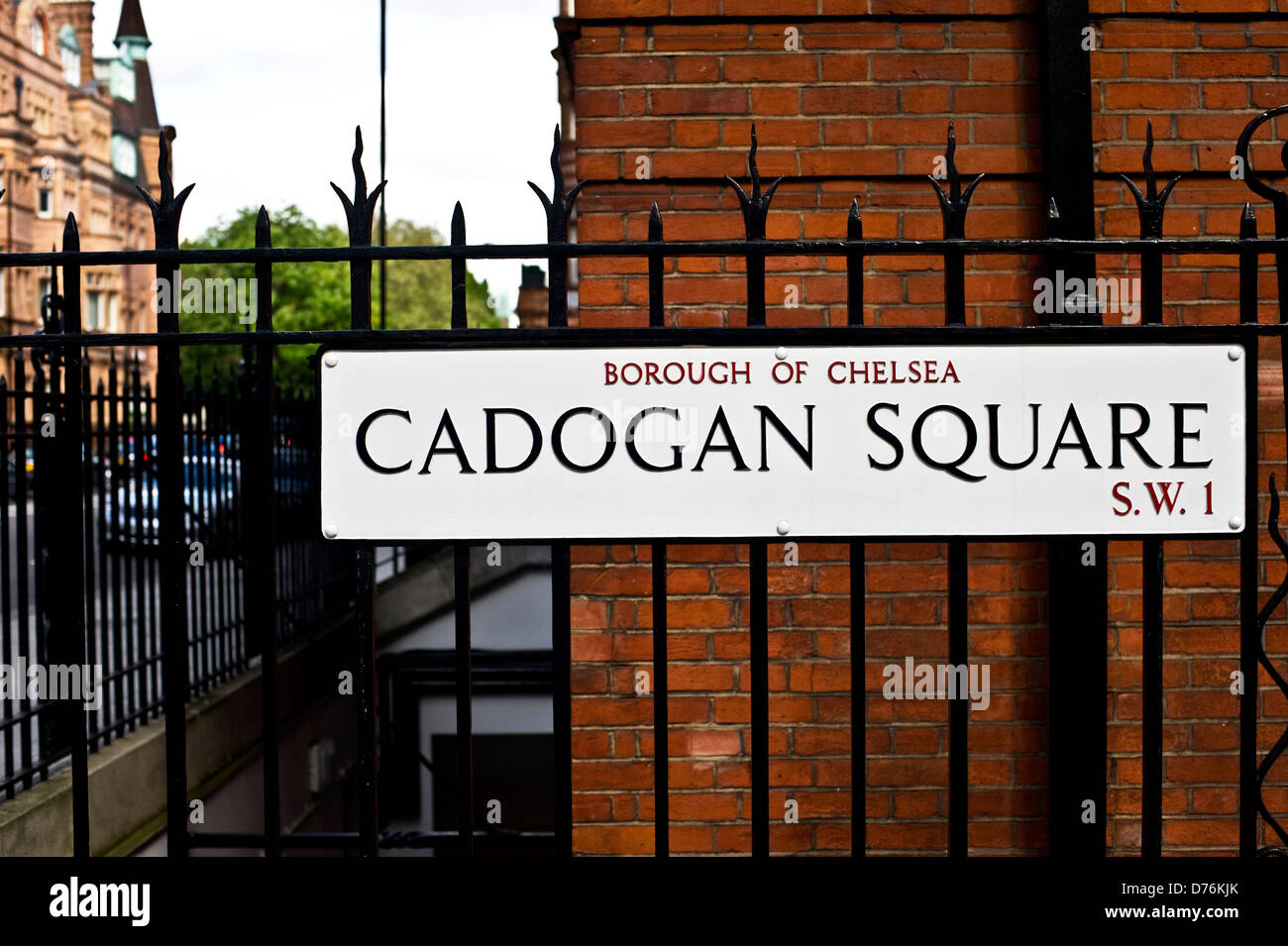 Un cartello stradale per Cadogan Square, a Chelsea, Londra Foto Stock