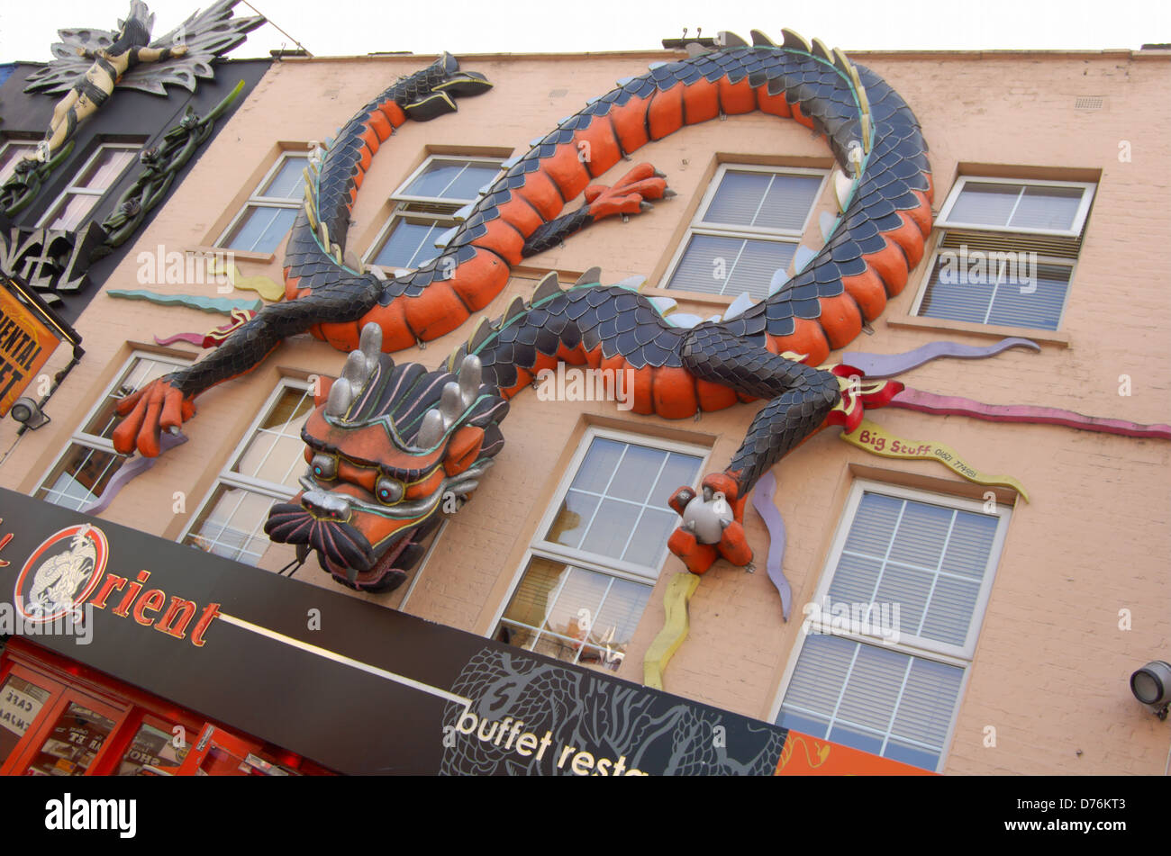 I negozi di Camden High Street a Londra, Inghilterra. Solo editoriale 2 Luglio 2011 Foto Stock