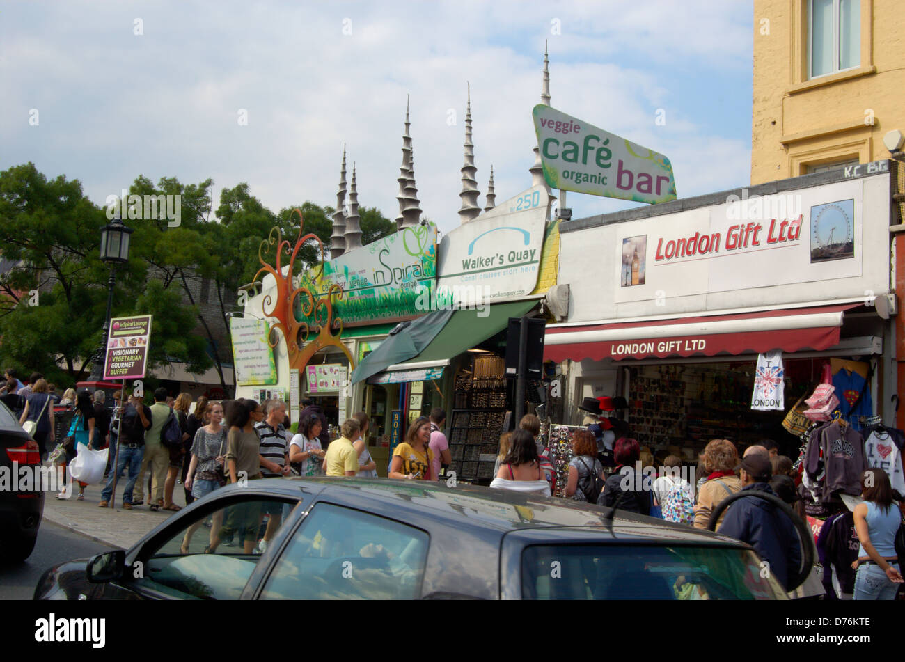 I negozi di Camden High Street a Londra, Inghilterra Foto Stock