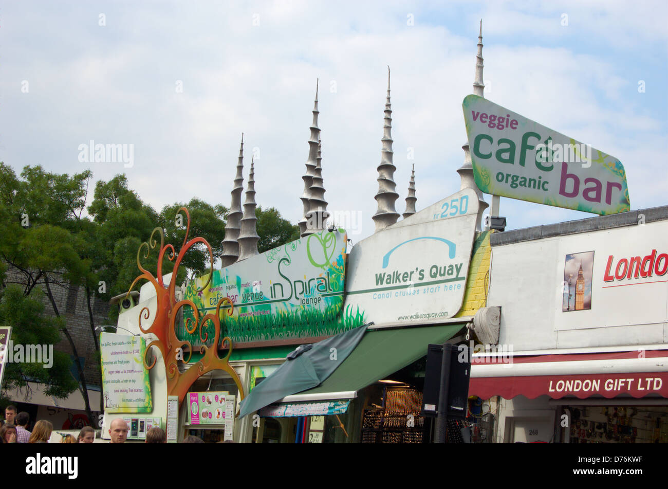 I negozi di Camden High Street a Londra, Inghilterra Foto Stock