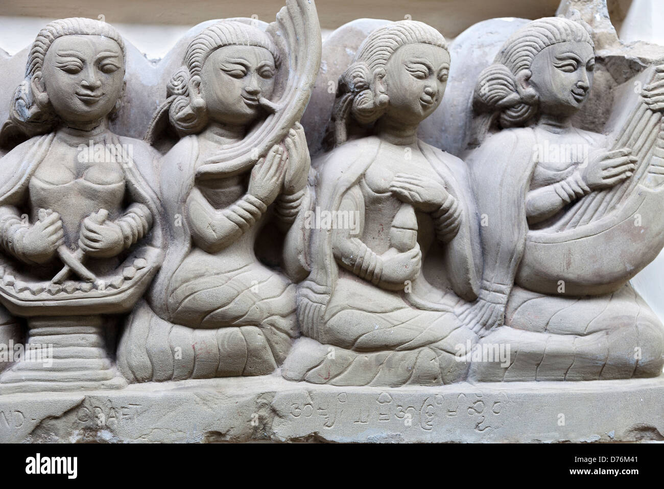Moderna scultura in pietra di musicisti di Bagan, Myanmar Foto Stock