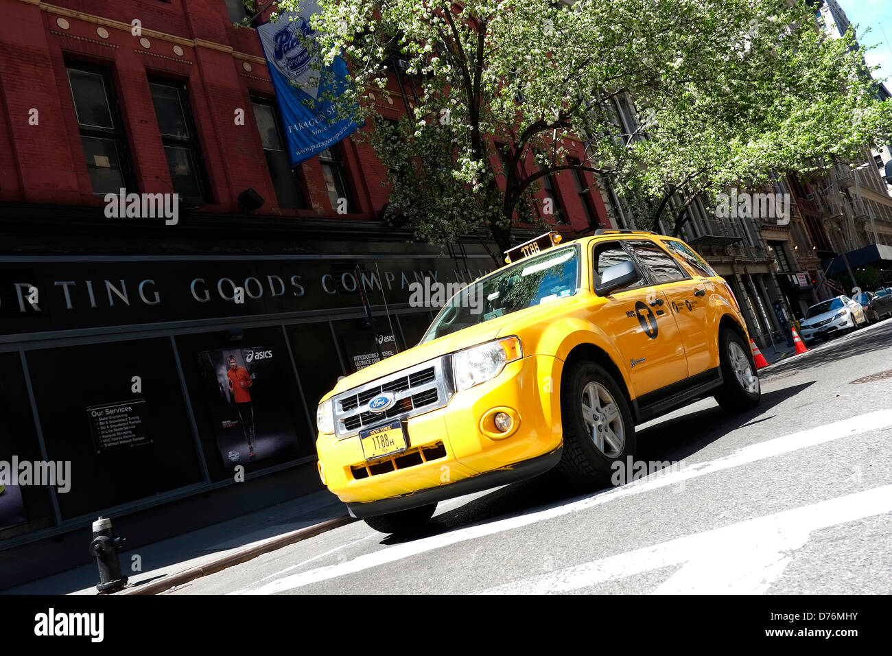 Un iconico New York City giallo taxi raffigurato su una strada di Manhattan. Foto Stock