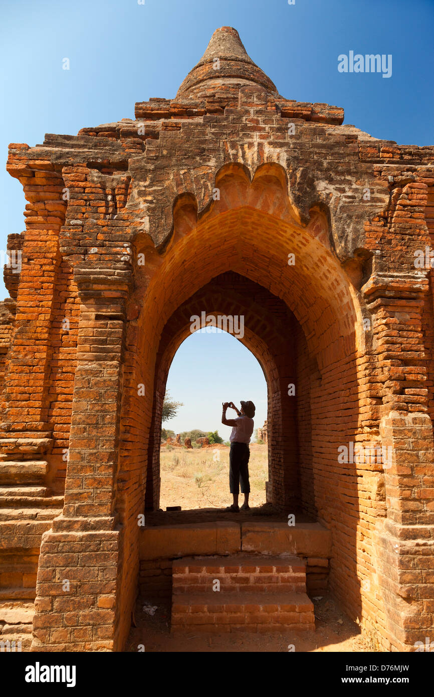 Scena in un arco - Tempio Tayokepyay a Bagan, Myanmar 4 Foto Stock