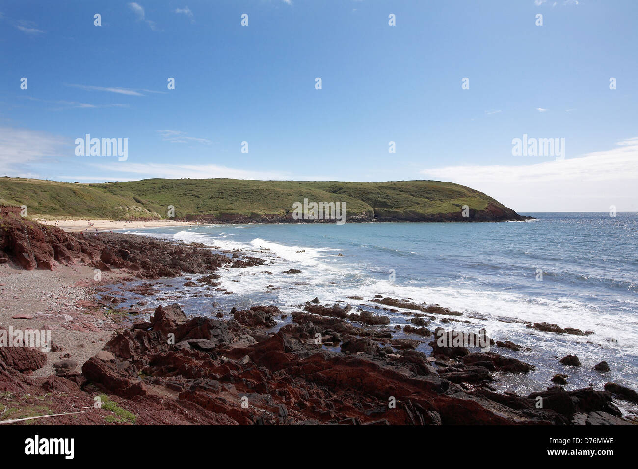 Guardando indietro a Manorbier Beach in Pembrokeshire,West Wales UK, preso dal pembrokeshire sentiero costiero. Foto Stock