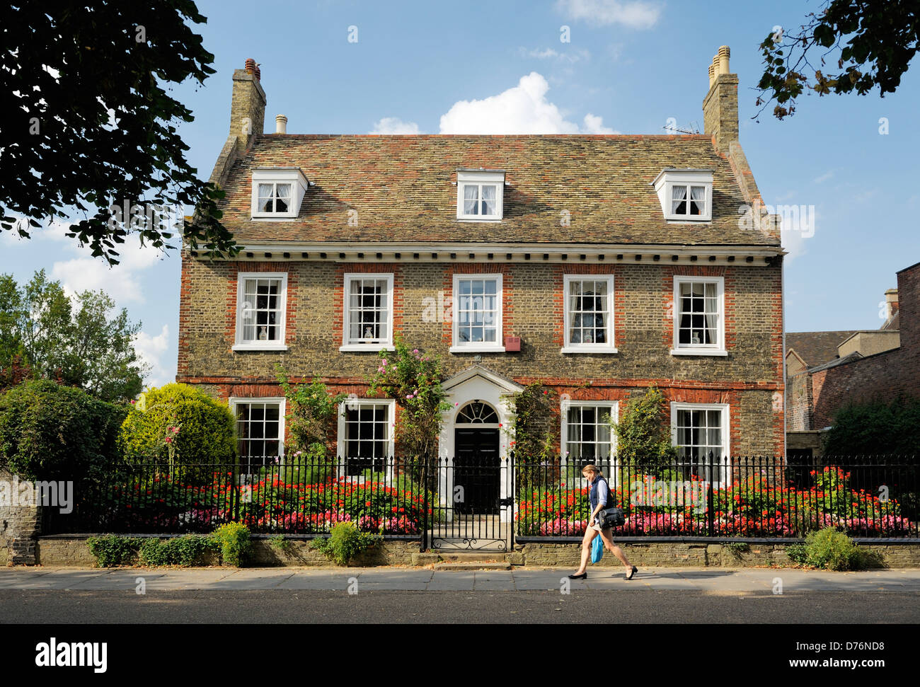 Un bel mattone inglese town house sul palazzo verde vicino alla porta occidentale della Cattedrale di Ely. Cambridgeshire, Inghilterra Foto Stock