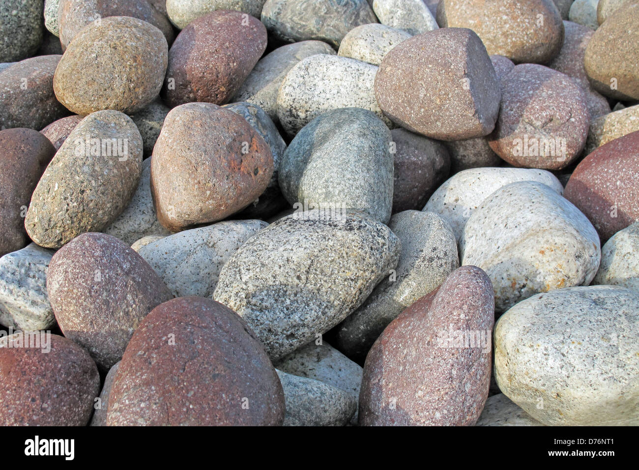 Cumulo di pietre di fiume per la decorazione di giardini e arredo urbano Foto Stock