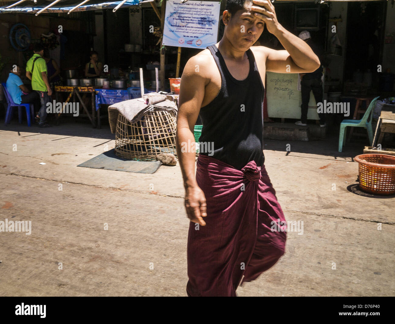 Uomo birmano in longyi immagini e fotografie stock ad alta risoluzione -  Alamy