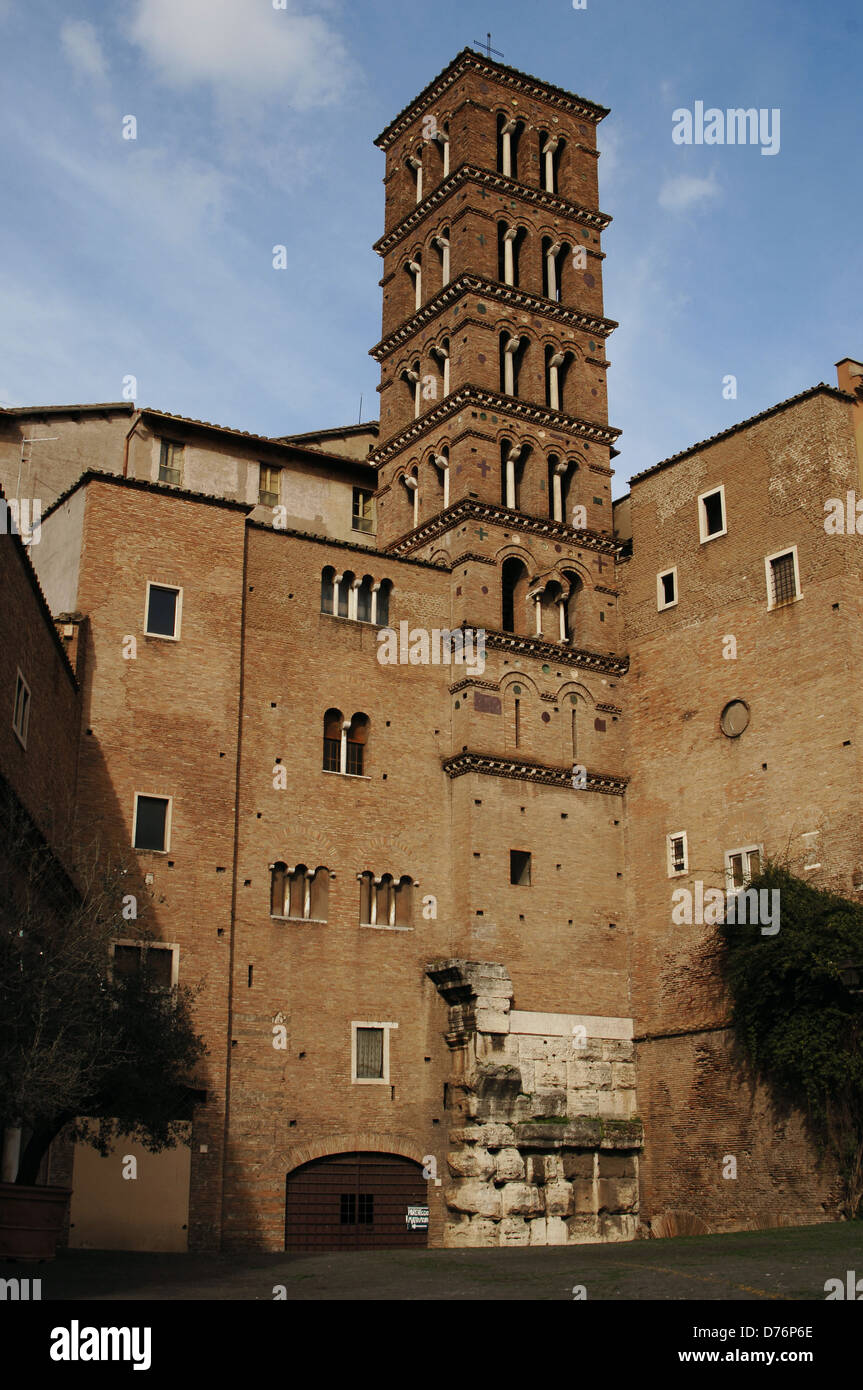 L'Italia. Roma. Basilica dei Santi Giovanni e Paolo. Campanile, XI secolo e resti del Tempio Romano di Divus Claudius. Foto Stock