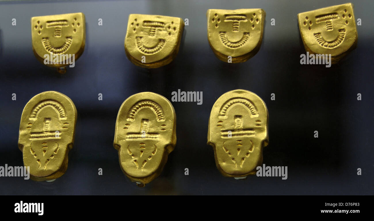 Ornamenti d'oro di una cinghia. Museo Nazionale dell'Alto Medioevo (Museo dell' Alto Medioevo). Roma. L'Italia. Foto Stock