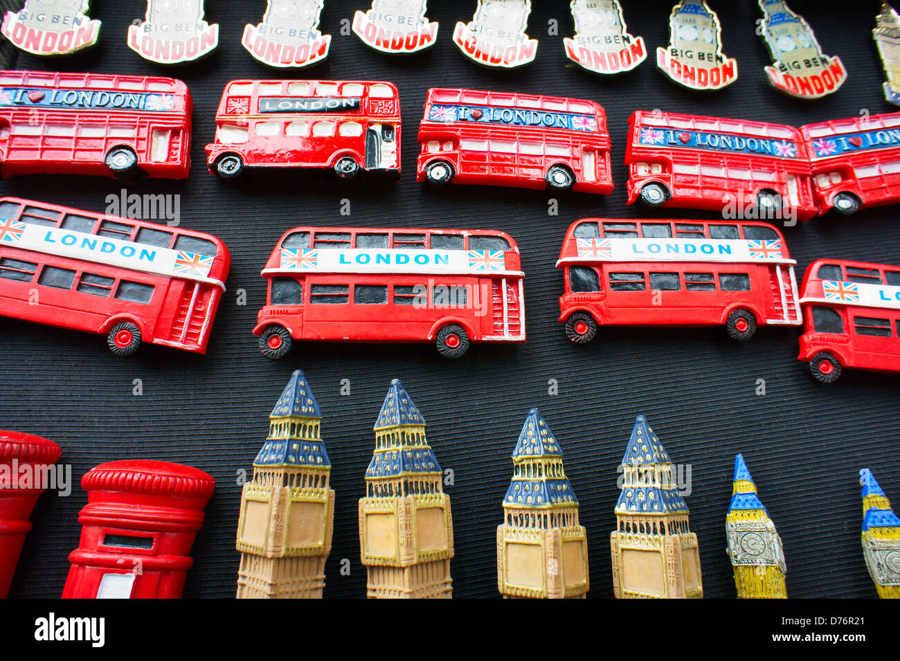 Londra, Inghilterra vacanza turistica souvenir magnete frigo badge. Bus rosso, telefono box computer kiosk e Big Ben Foto Stock