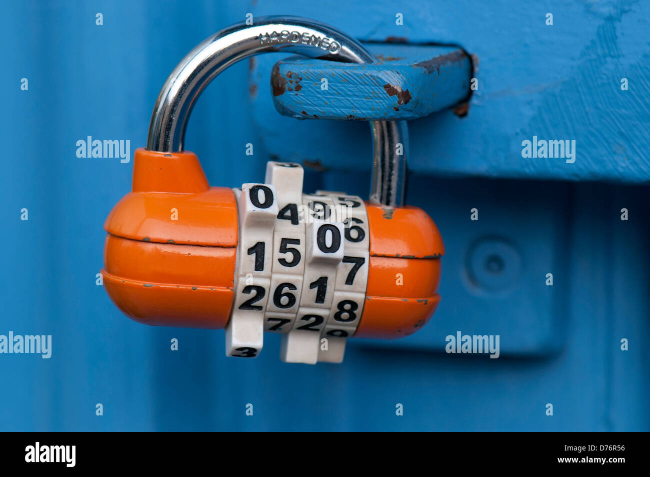 Combinazione arancione lucchetto sulla porta blu Foto Stock