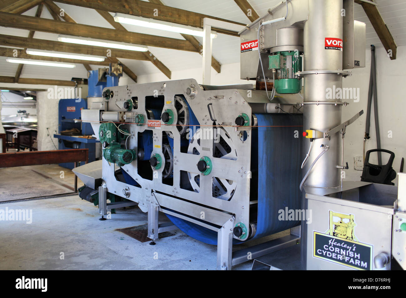 Apple press, ancora in uso, utilizzato per la fabbricazione del sidro Healey all'Cornish sidro Farm, Cornwall, Regno Unito Foto Stock
