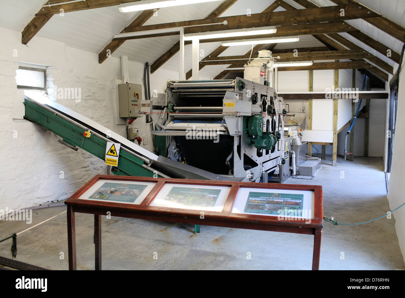 Apple press, ancora in uso, utilizzato per la fabbricazione del sidro Healey all'Cornish sidro Farm, Cornwall, Regno Unito Foto Stock