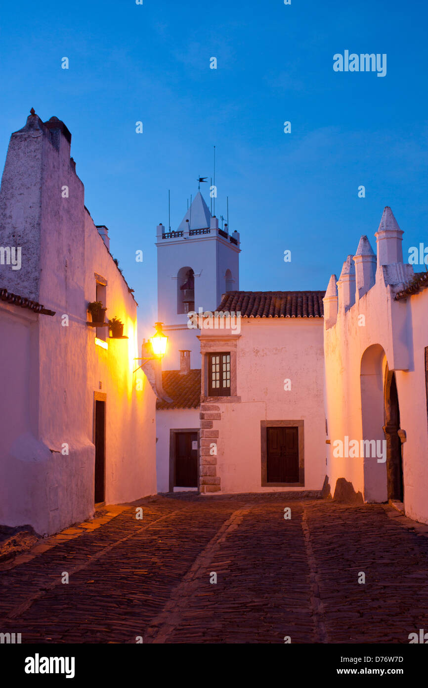 Torre de Relogio e Rua Direita crepuscolo / Crepuscolo / sera / vista notturna di strada nel villaggio di Monsaraz Alentejo Portogallo Foto Stock