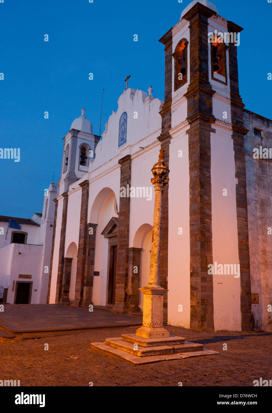 Xviii secolo gogna and Igreja Matriz (Chiesa Parrocchiale) al crepuscolo / Crepuscolo / sera / notte Monsaraz Alentejo Portogallo Foto Stock