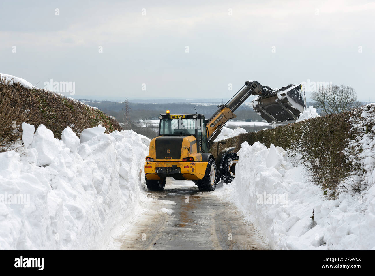 Sgombero neve sulla strada di campagna in inverno Shropshire Inghilterra 2013 Regno Unito Foto Stock