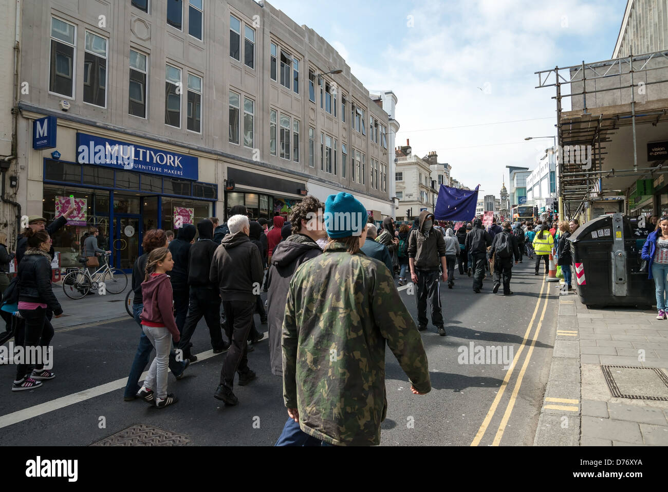 Brighton SUSSEX REGNO UNITO XXI Aprile 2013 - Anti fascisti manifestanti Foto Stock