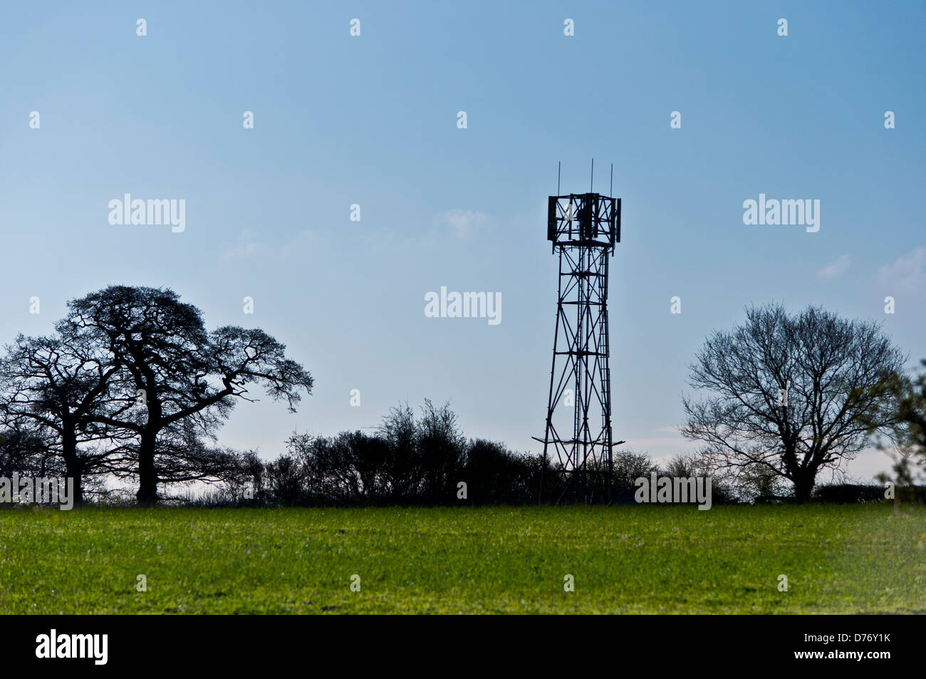 Telefono cellulare il montante nel paesaggio rurale campo di fattoria Foto Stock