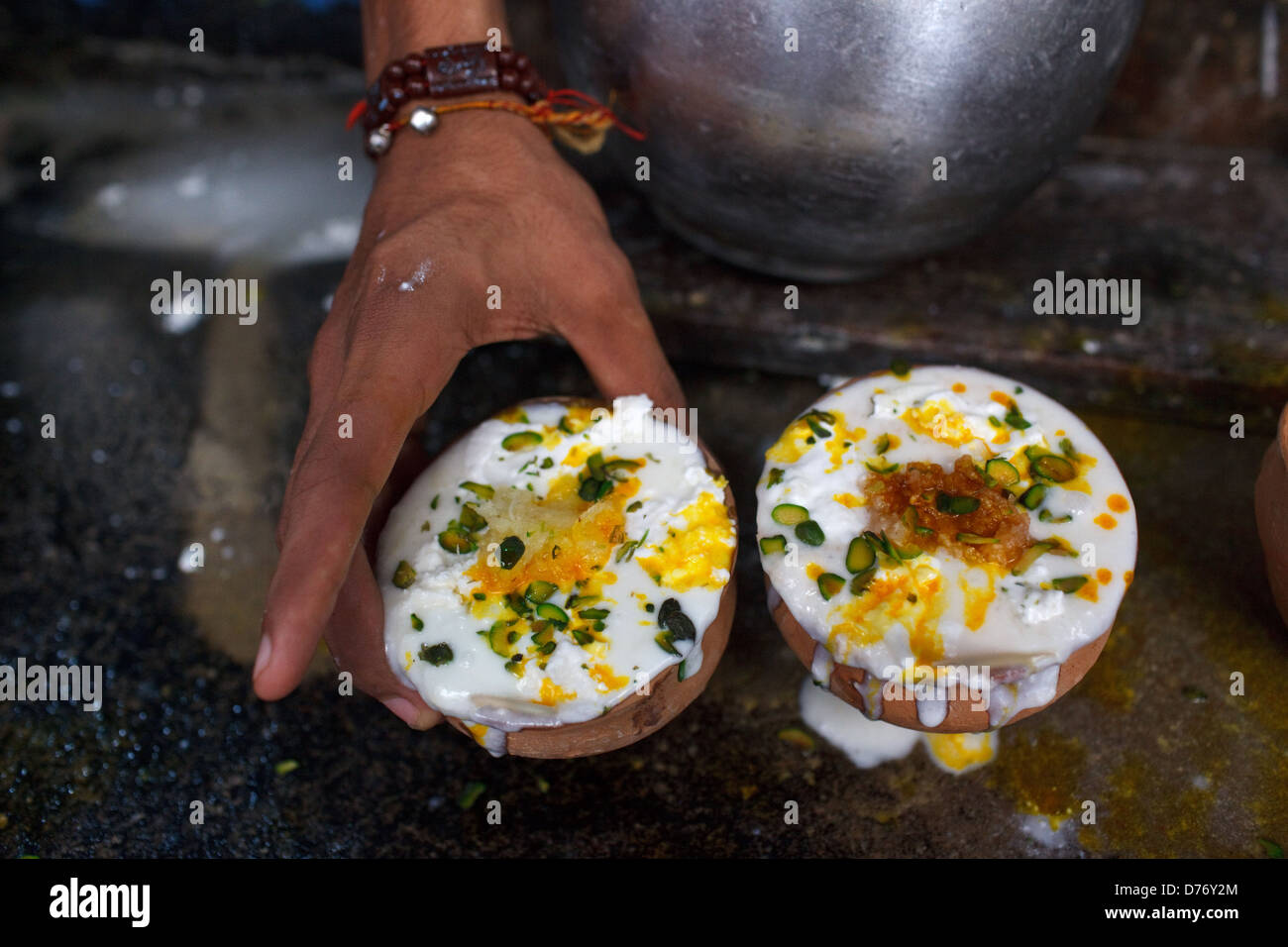 Fresh Indian lassi latte drink preparati al Blue Lassi Shop di Varanasi (India). Foto Stock