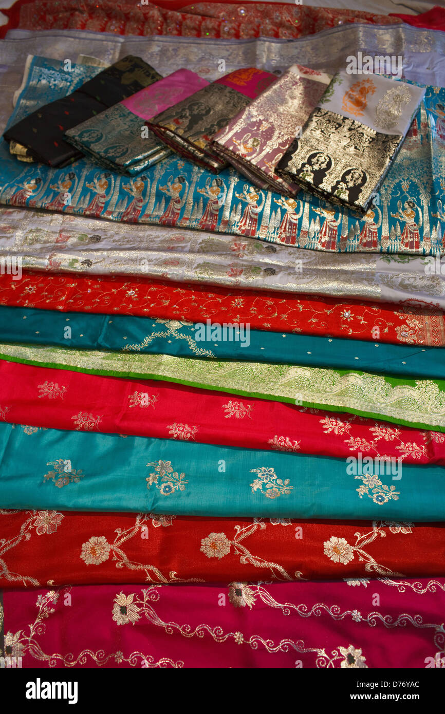 Sari saris sarees immagini e fotografie stock ad alta risoluzione - Alamy