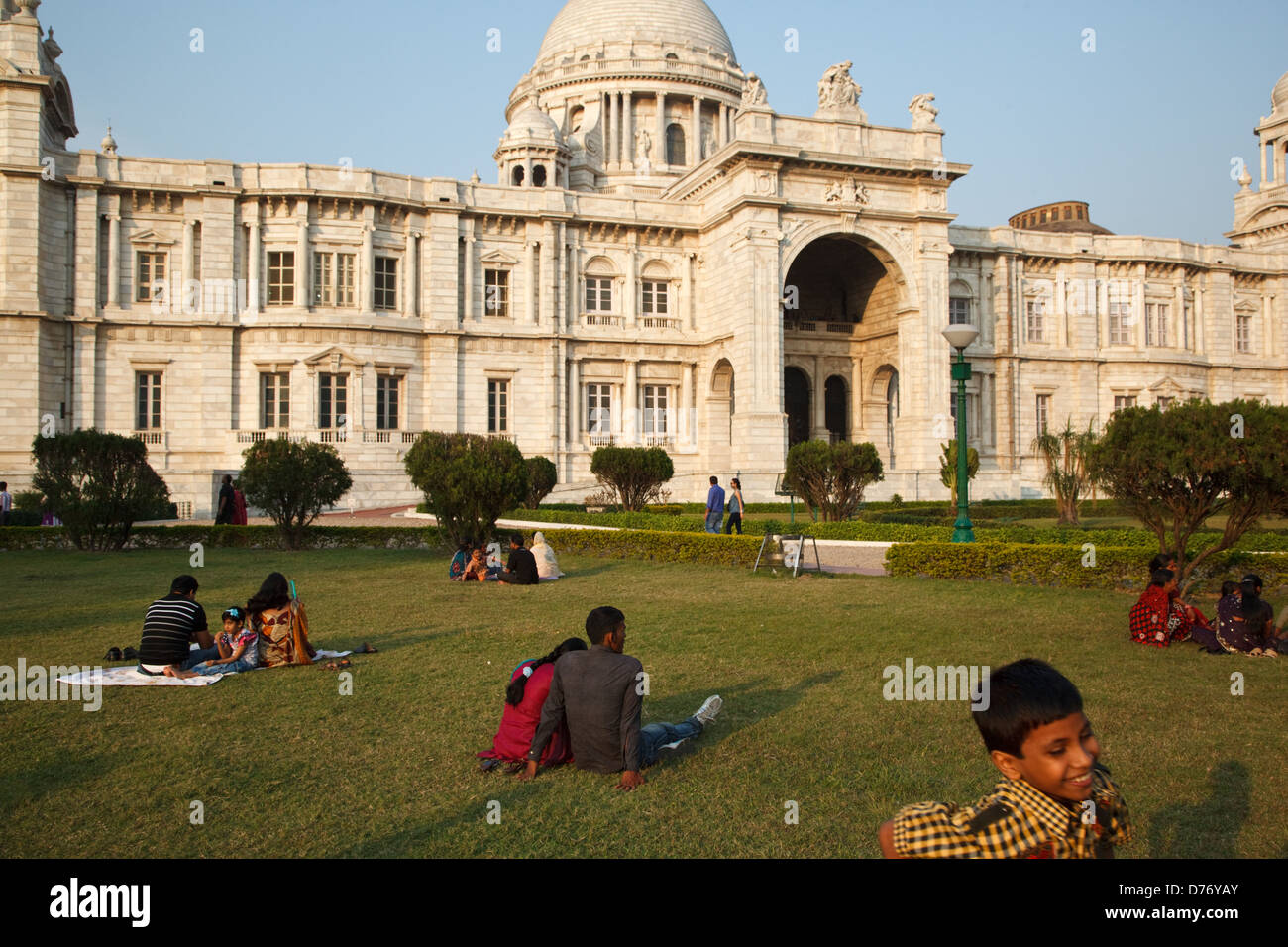 La gente sul prato di fronte a Victoria Memorial in Kolkata, India. Foto Stock