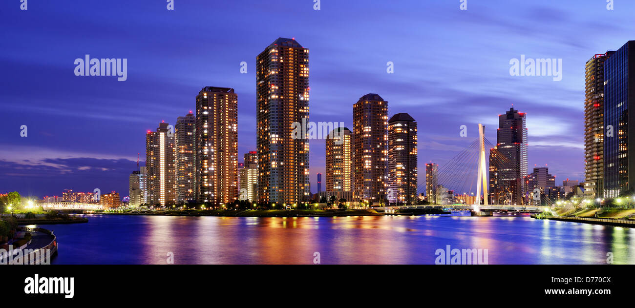 Alto edificio di appartamenti residenziali su Tsukushima a Tokyo in Giappone. Foto Stock