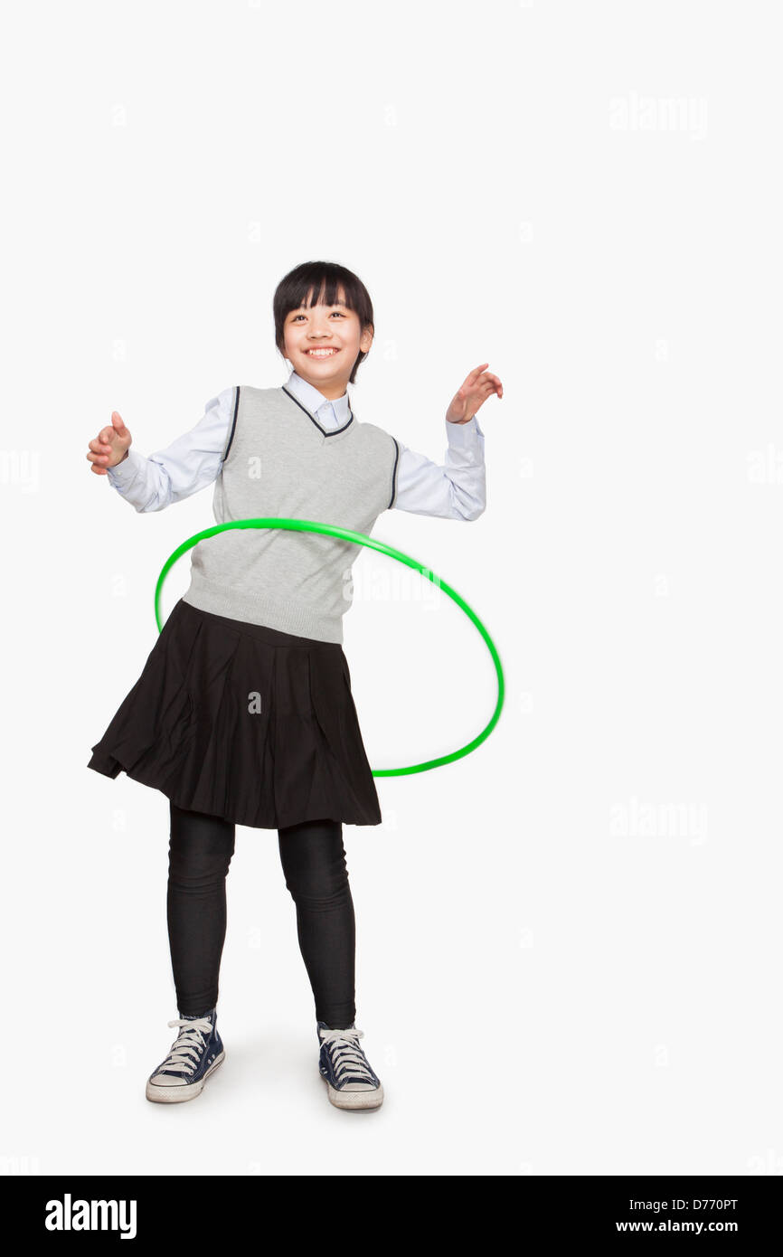 Ragazza che gioca con hula hoop Foto Stock