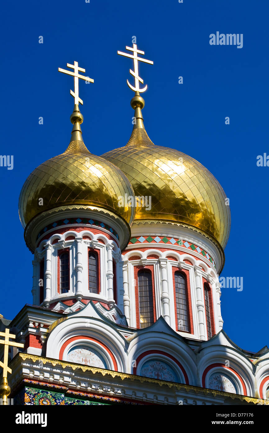 Cupole dorate della St Nikolay chiesa in Shipka, Bulgaria Foto Stock