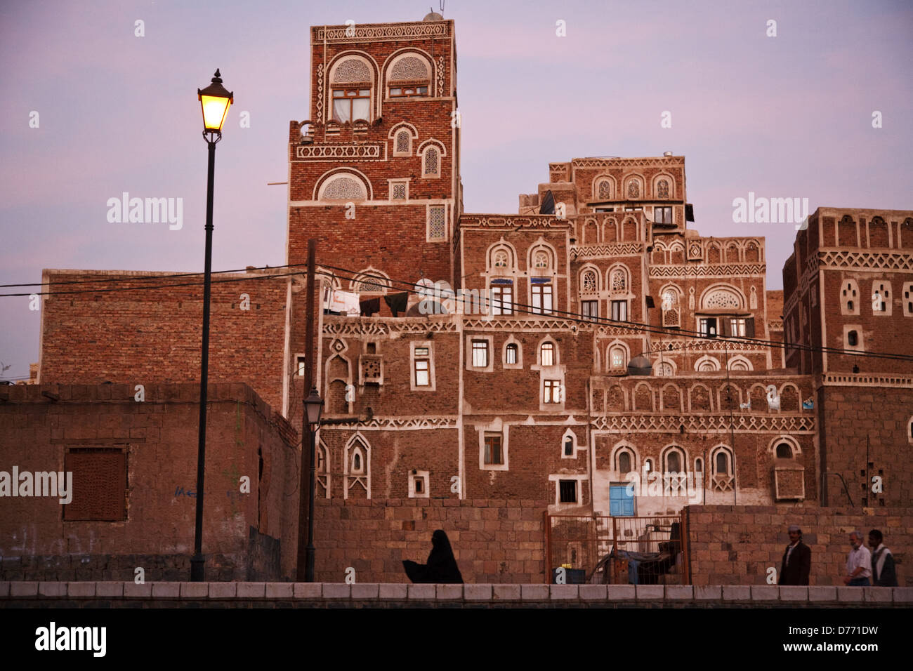 Un crepuscolo con case tradizionali nella città vecchia di Sana'a, Yemen. Foto Stock