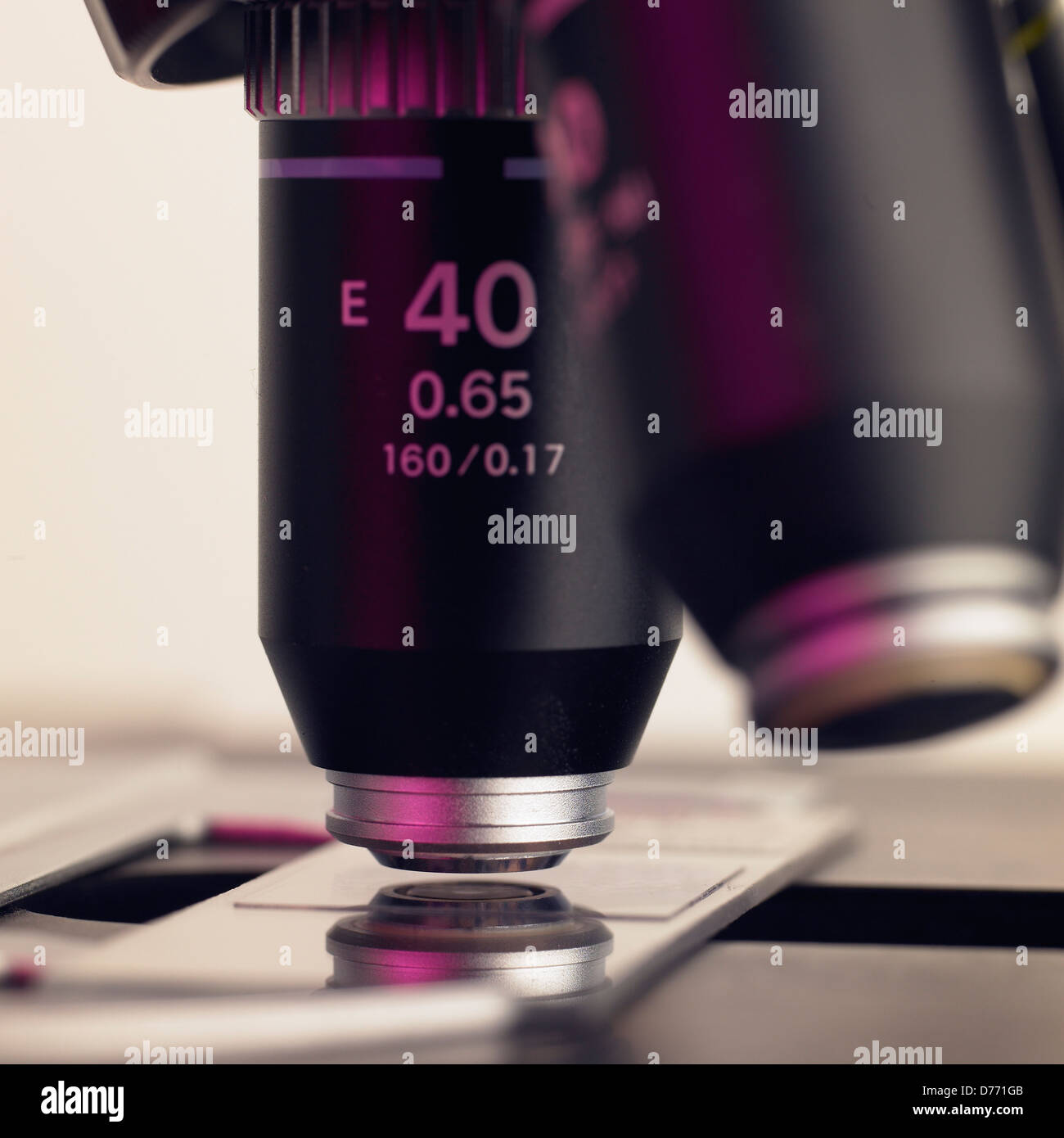 Obiettivo Close-up torretta sul microscopio da laboratorio lente obiettivo far scorrere sul palco Foto Stock